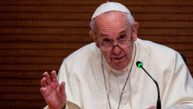 Papa reza pelos idosos que têm medo por causa da pandemia