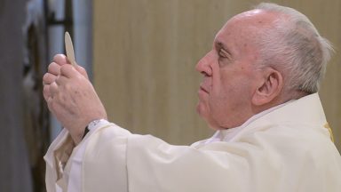 Papa reza pela Europa e lembra que cruz é grande livro do amor de Deus