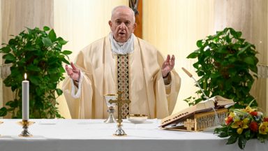 Papa reza pelas famílias em crise e pela conversão dos agiotas