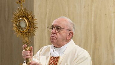 Após rezar pelas vítimas da covid-19, Papa diz: Não há fé sem liberdade