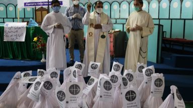 Ajuda à Igreja que Sofre socorre paquistaneses atingidos pelos efeitos da pandemia