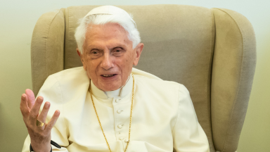 Papa Emérito Bento XVI completa 94 anos e vaticanista recorda trajetória