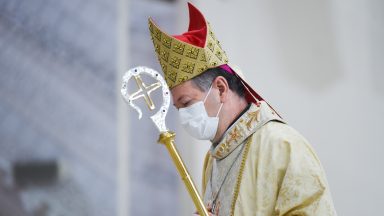 Assim como Deus nos ama, devemos amar uns aos outro