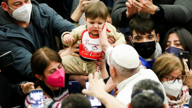 Adoção, uma das formas mais humanas de acolhimento, diz Papa