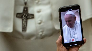 Papa aos comunicadores: contrastar as fake news, mas não isolar os que têm dúvidas