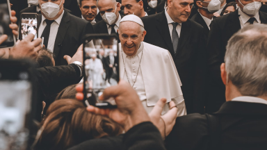 Como São José: amar, proteger e caminhar com a Igreja, pede Papa