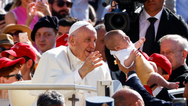 Aprender com os idosos que encontraram a paz em Deus, convida Papa