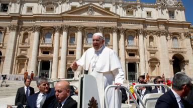 Papa aos idosos: redescobrir a oração e dar testemunho da sua força