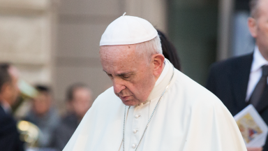Papa reza pelas vítimas do massacre em uma igreja católica na Nigéria
