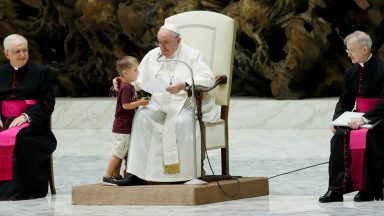 O testemunho dos idosos une as idades da vida, diz Papa na catequese