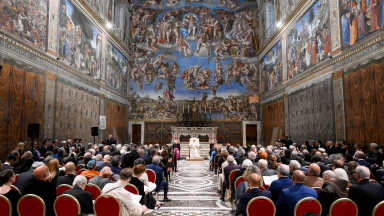 Papa aos artistas: ajudem a lançar a luz da esperança sobre as trevas