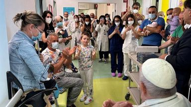 Papa Francisco visita crianças com câncer no Hospital Gemelli
