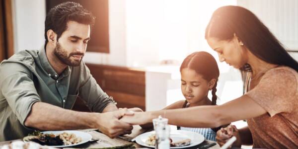 A família tem como missão ensinar em nome de Deus