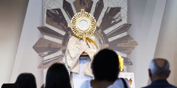 Somos chamados a adorar Jesus na Eucaristia e na Palavra!