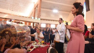 Terço das Rosas com as relíquias de Santa Teresinha é realizado no Santuário do Pai das Misericórdias