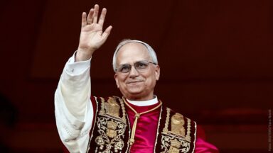 Papa Leão XIV em sua primeira aparição aos fiéis