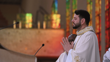 Abraço eterno entre o Pai e o Filho revelam Seu Amor, diz padre Donizete