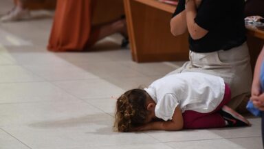 As crianças não param quietas durante a Missa. O que faço?