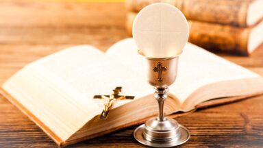Adorar Cristo na Eucaristia e na Palavra! Eis a fé católica