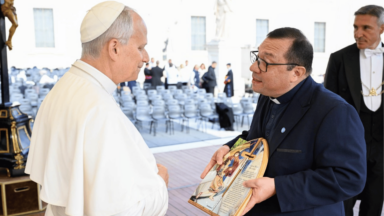 Padre Wagner Ferreira, presidente da Canção Nova, saúda o Papa