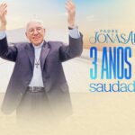 Card de divulgação das Missas em memória aos 3 anos de falecimento de padre Jonas Abib, fundador da Comunidade Canção Nova. Padre Jonas de braços abertos para cima, atrás o Santuário do Pai das Misericórdias