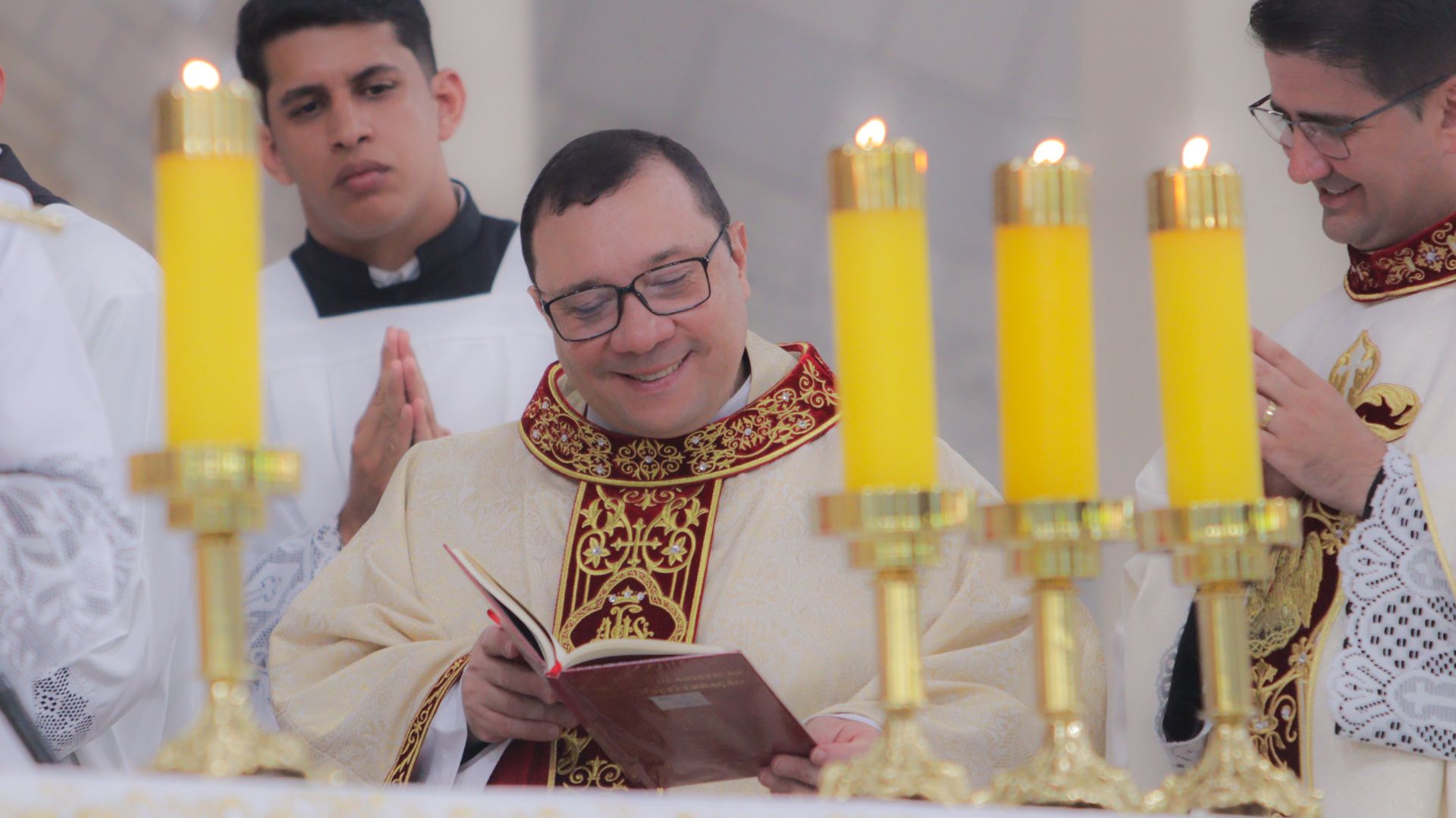 oncelebração: Segue-se a Liturgia Eucarística, onde o ordenado exerce, pela primeira vez, o seu ministério, concelebrando com o Bispo e os outros membros do Presbitério.