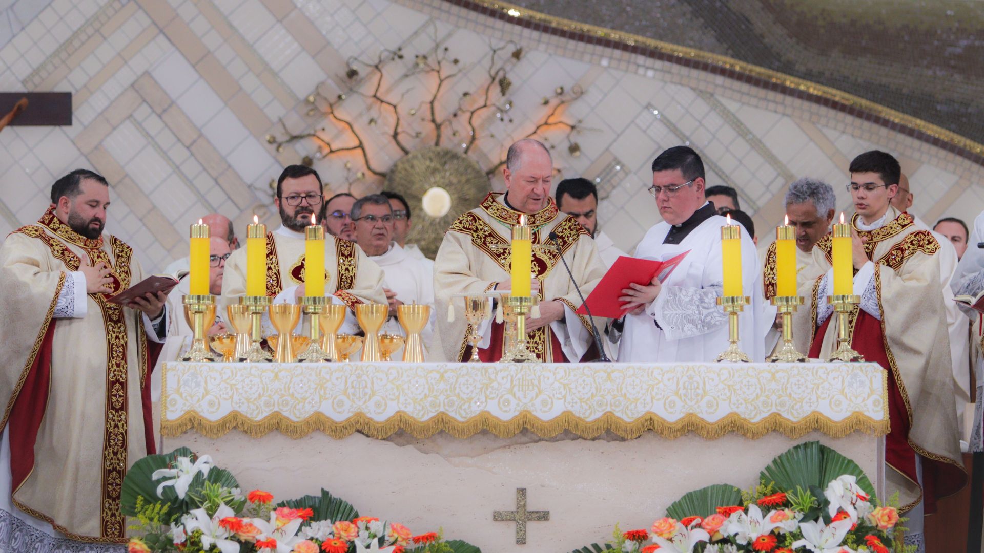 oncelebração: Segue-se a Liturgia Eucarística, onde o ordenado exerce, pela primeira vez, o seu ministério, concelebrando com o Bispo e os outros membros do Presbitério.