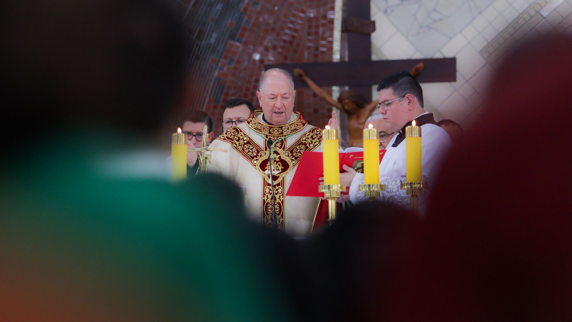 oncelebração: Segue-se a Liturgia Eucarística, onde o ordenado exerce, pela primeira vez, o seu ministério, concelebrando com o Bispo e os outros membros do Presbitério.