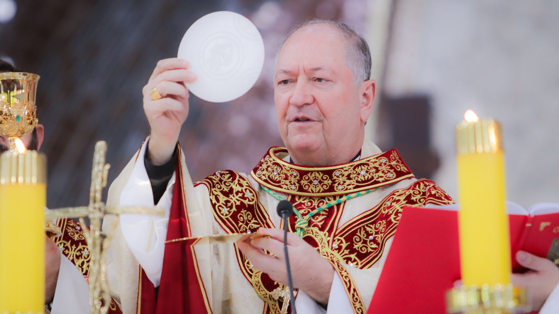 oncelebração: Segue-se a Liturgia Eucarística, onde o ordenado exerce, pela primeira vez, o seu ministério, concelebrando com o Bispo e os outros membros do Presbitério.