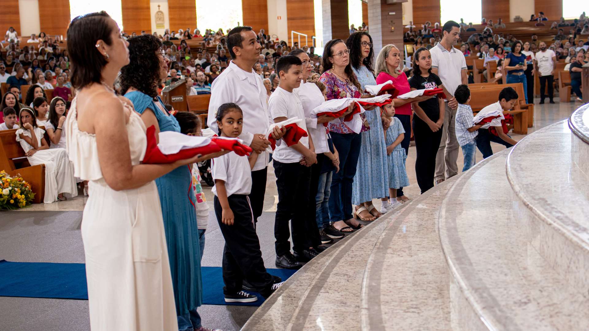 Pais apresentam as vestes de coroinha na investitura2025.