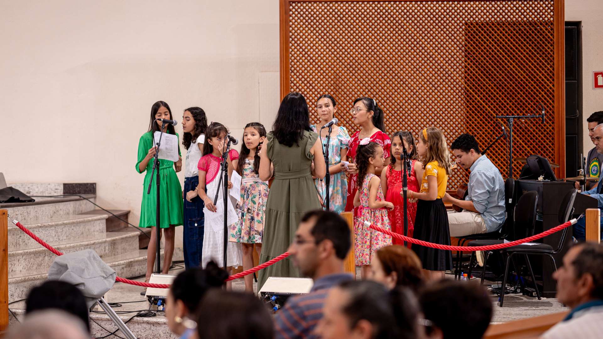 Coral das crianças cantando durante a missa da primeira eucaristia no Santuário do Pai das Misericórdias.