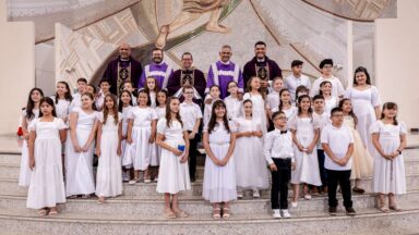 Encontro com Cristo: Primeira Eucaristia do Instituto Canção Nova une 33 Crianças e Marca Investidura de Coroinhas