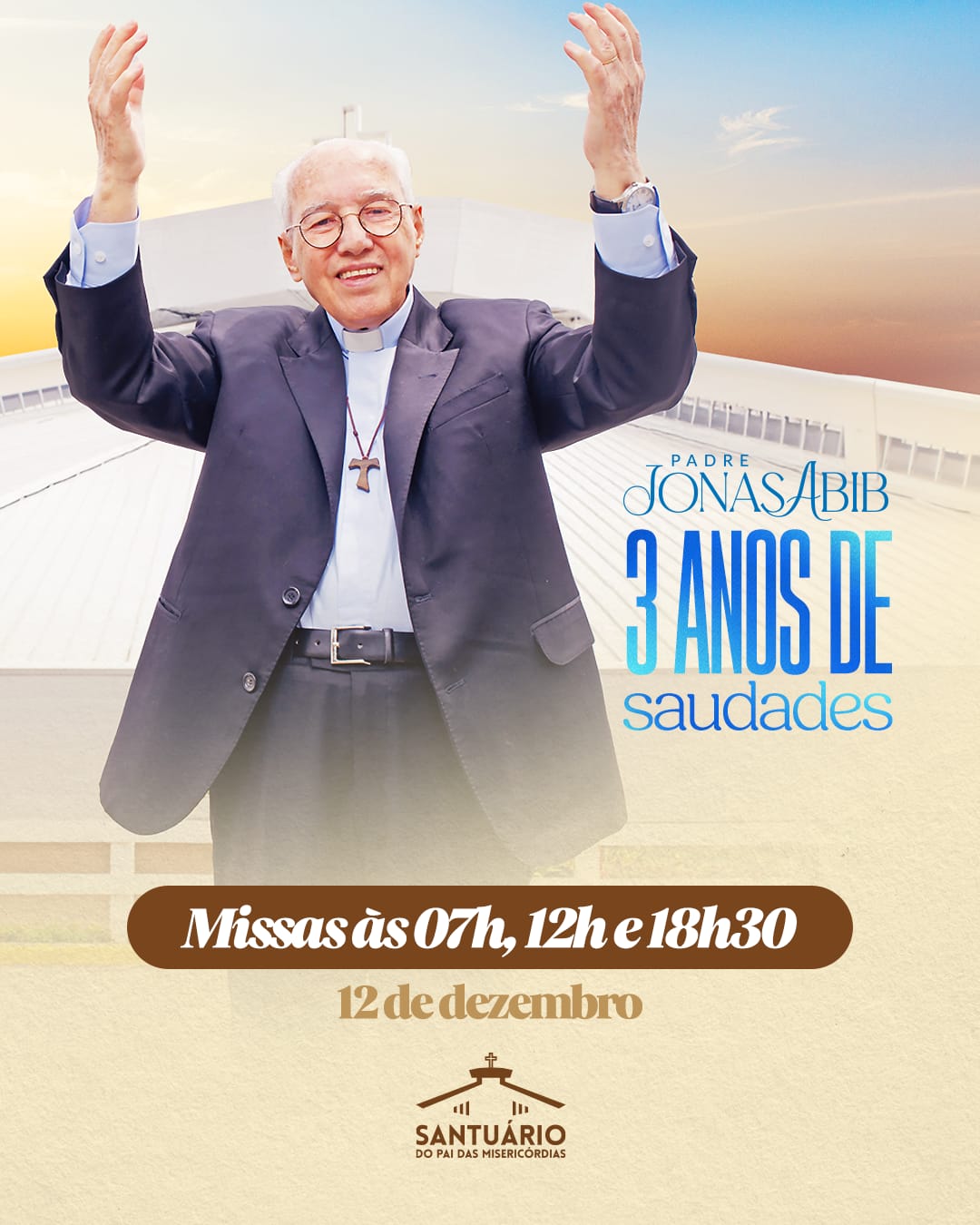 Card de divulgação das missas em memória aos 3 anos de saudades do fundador da Comunidade Canção Nova, padre Jonas Abib. Padre Jonas em pé com as mãos para o alto e atrás o Santuário do Pai das Misericórdias. Divulgação dos horários das missas no dia 12 de dezembro. 