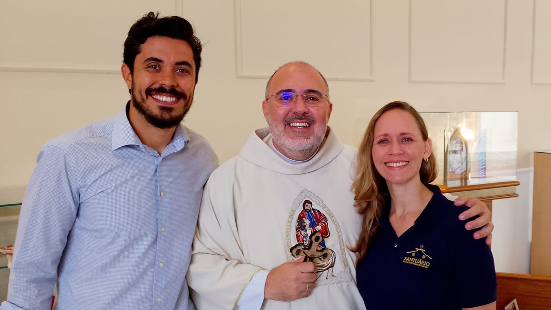 Arquitetos e missionários Luiz Ferreira e Maria Eduarda junto com padre Bruno Costa