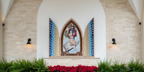 A Sala das Graças do Santuário é um espaço de oração, testemunhos e gratidão pelas graças alcançadas através da misericórdia de Deus.