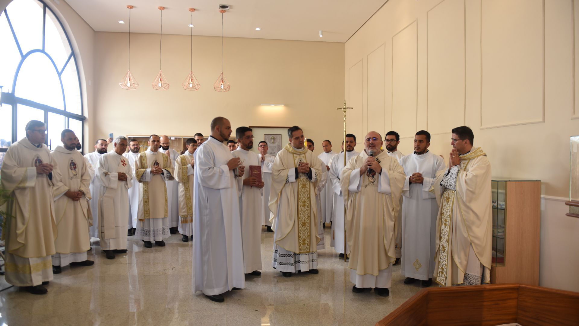 Administrador do Santuário do Pai das Misericórdias fala para vários sacerdotes e seminaristas dentro da nova sala das graças.