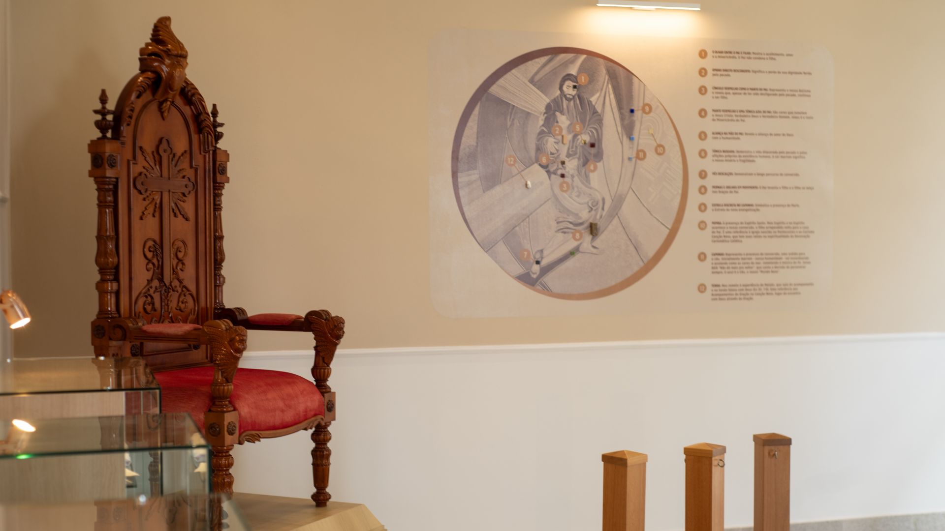 Cadeira onde papa Bento XVI usou na sua vinda ao Brasil e explicação do mosaico dentro da nova sala das graças