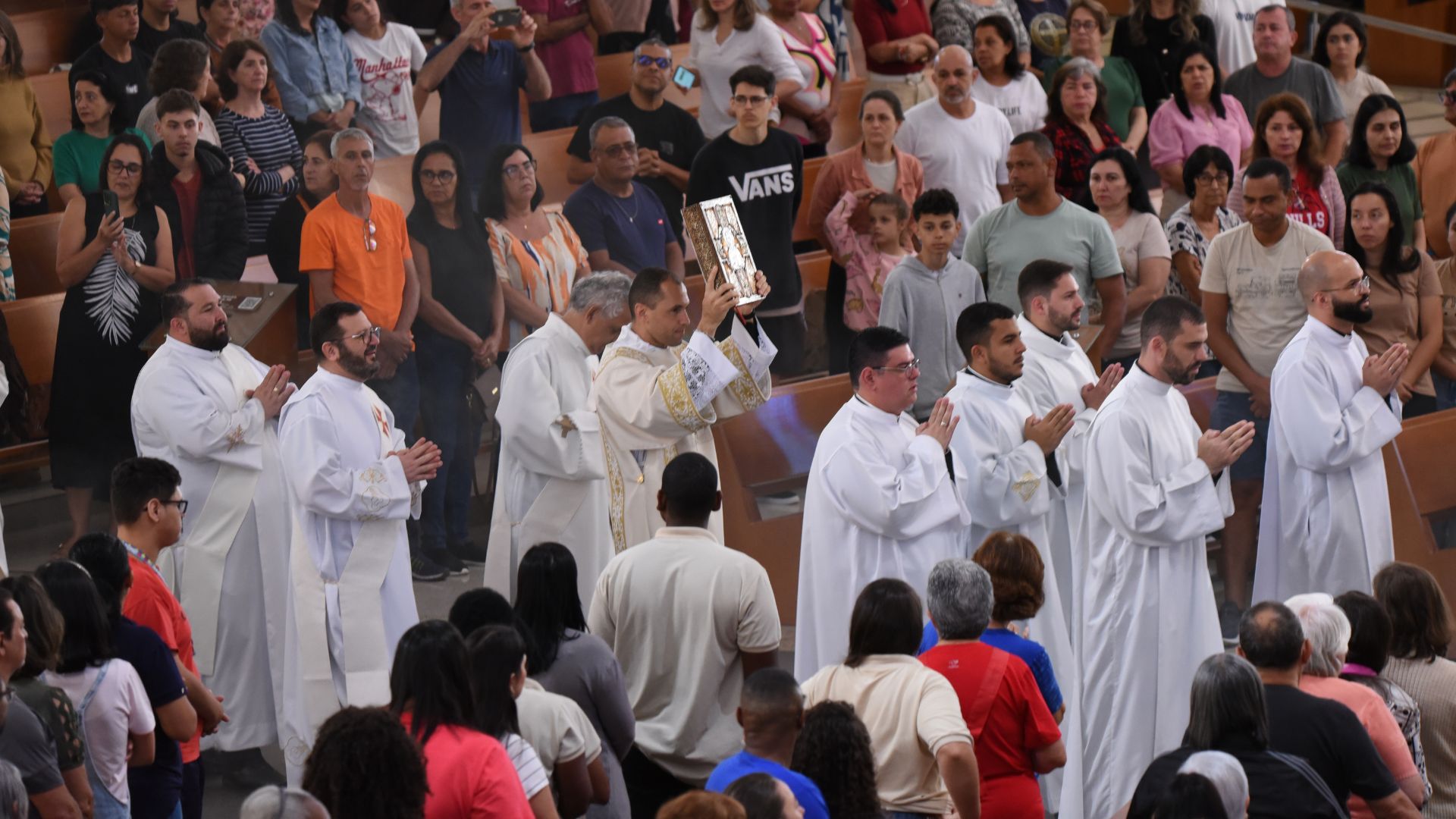 Procissão de entrada na missa da inauguração da nova sala das graças no Santuário do Pai das Misericórdias