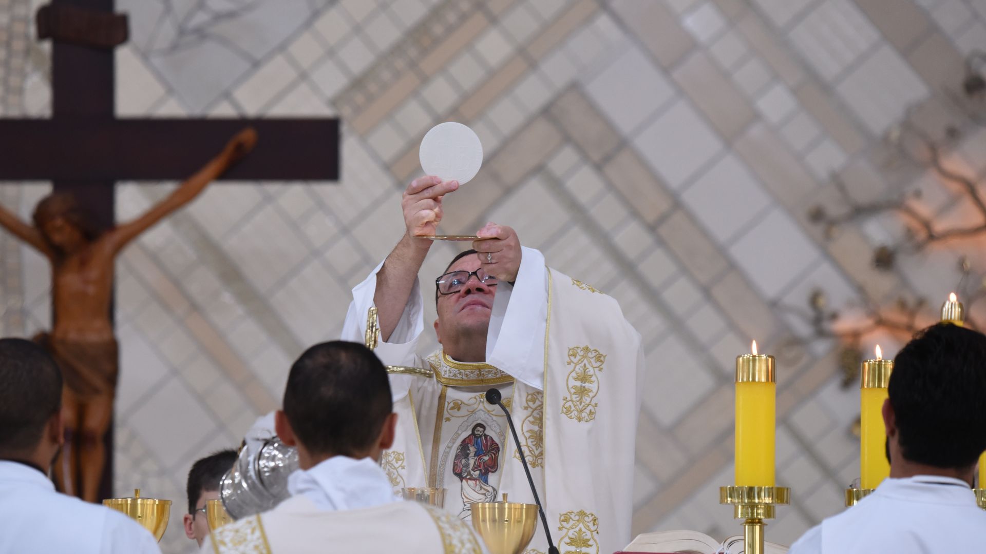 Consagração Eucaristica, Jesus sendo elevado.