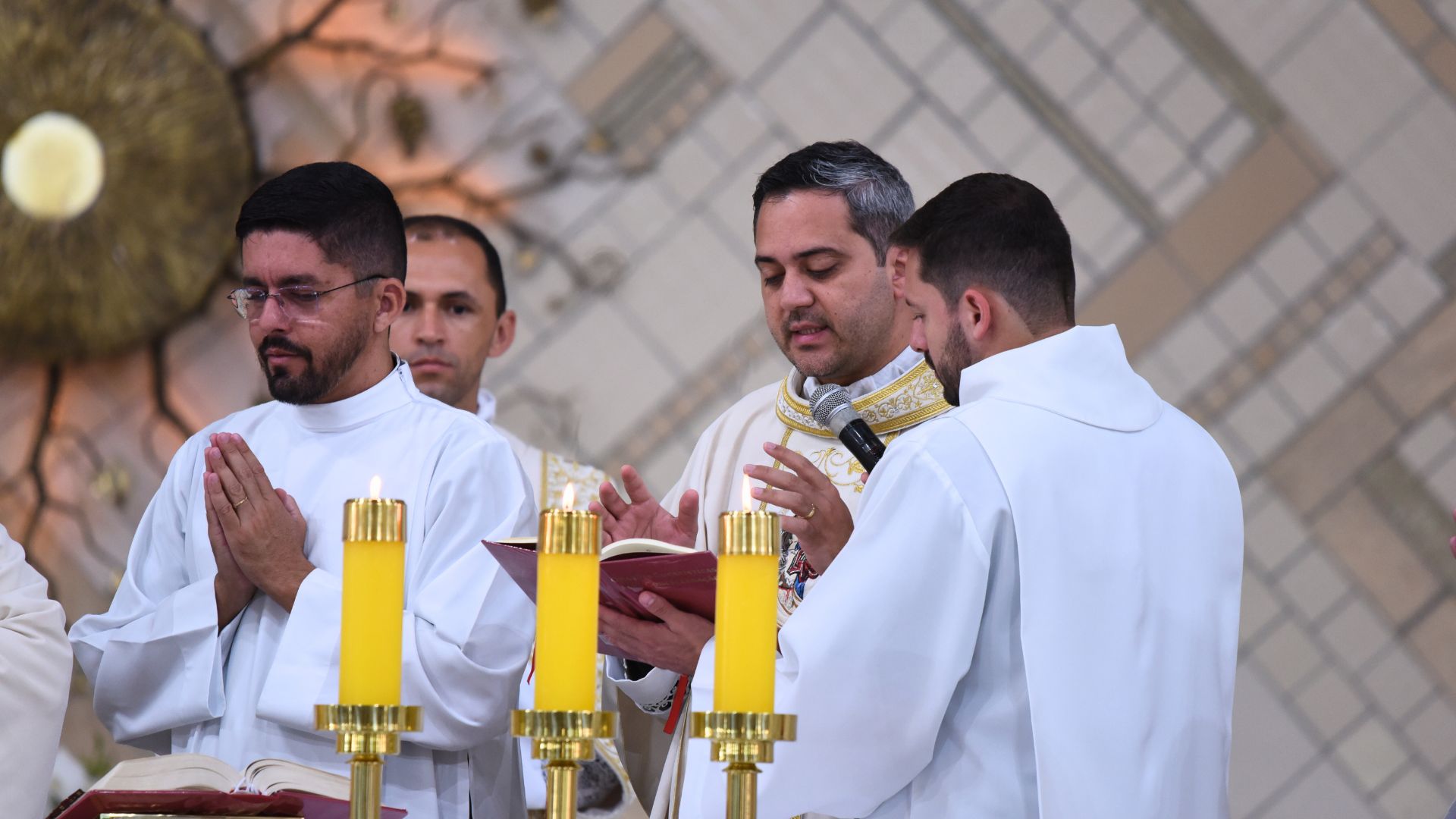 Padre fala oração Eucarística durante a consagração