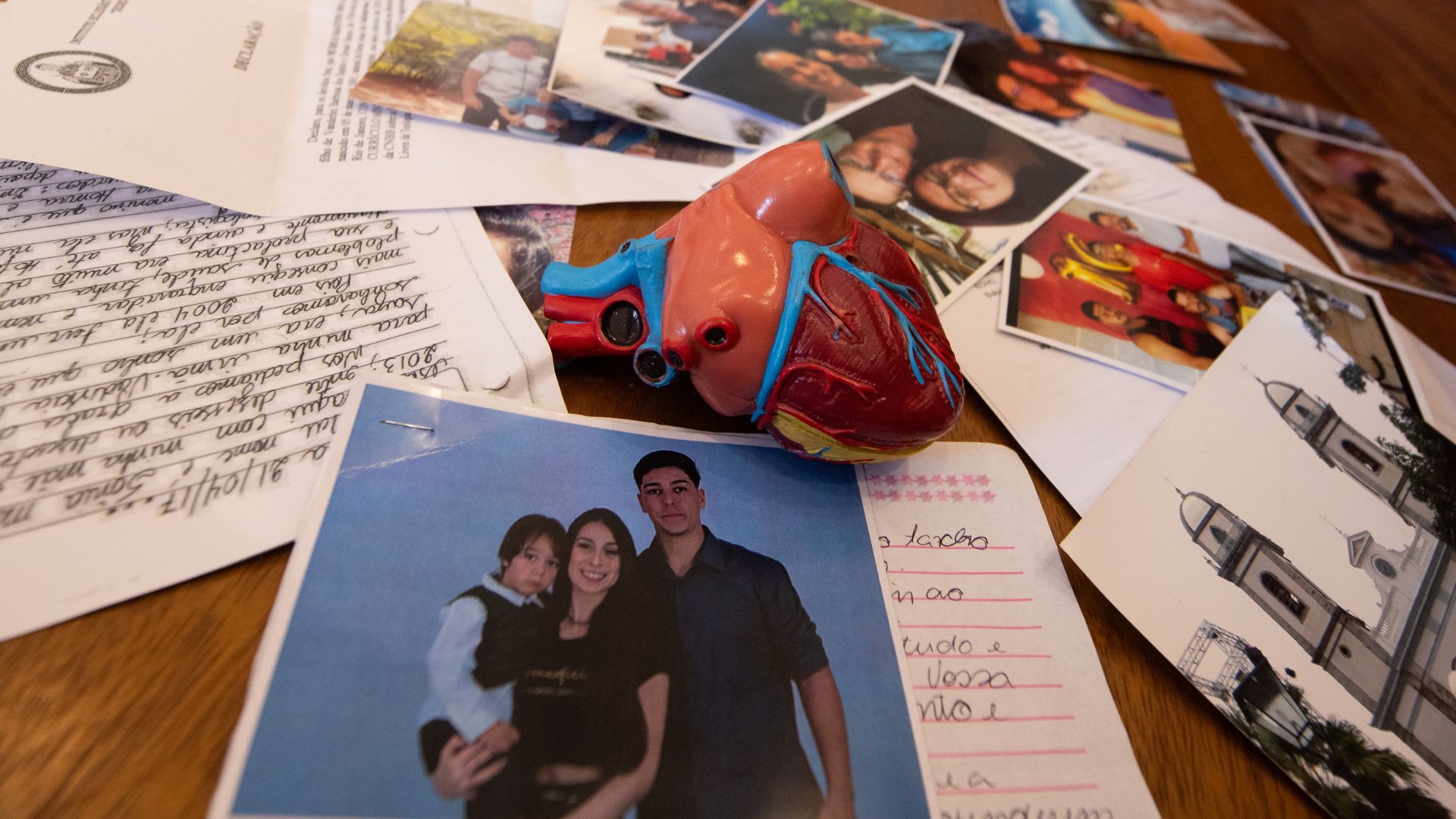 Fotos e cartas com testemunhos de graças alcançadas, coração no meio