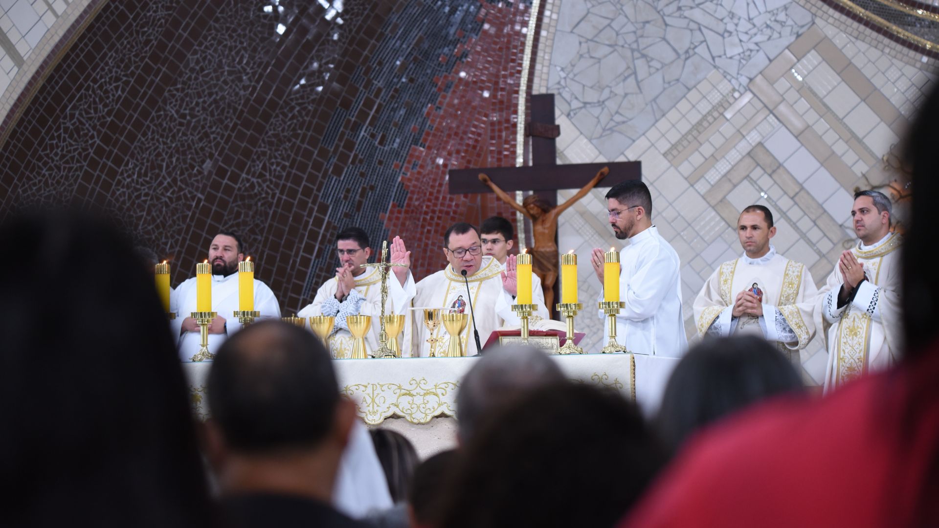 Padre celebrando a missa no Santuário do Pai das Misericórdias durante a consagração.