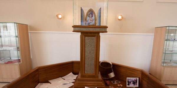 A Sala das Graças do Santuário é um espaço de oração, testemunhos e gratidão pelas graças alcançadas através da misericórdia de Deus.
