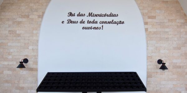A Sala das Graças do Santuário é um espaço de oração, testemunhos e gratidão pelas graças alcançadas através da misericórdia de Deus.
