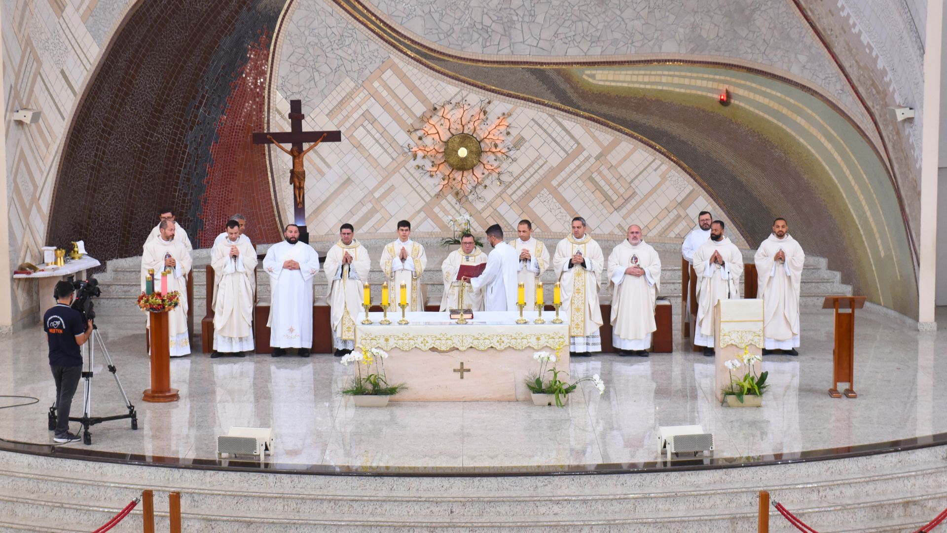 Padres celebram missa no Santuário do Pai das Misericórdias