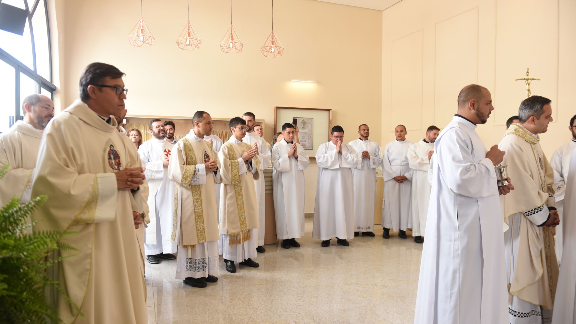 Padres e seminaristas dentro da nova sala das graças para renovação da benção.