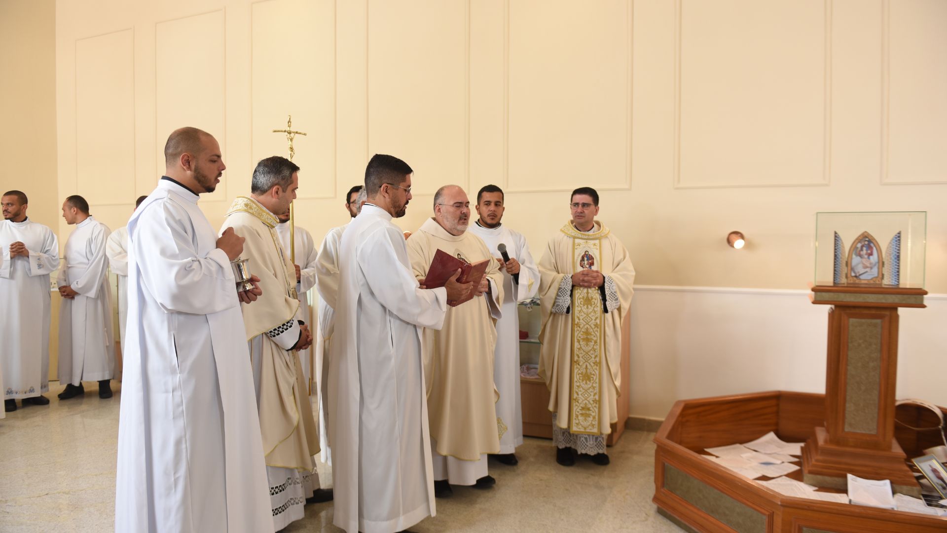 Padre reza junto com sacerdotes e seminaristas durante a benção da nova sala das graças