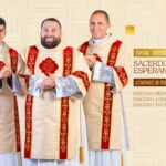 Ordenação Presbiterial 2025: Diáconos Renné Vianna, Junio Moreira e Ângelo Germano em vestes sacerdotais para o evento "Sacerdotes da Esperança". Transmissão ao vivo do Santuário do Pai das Misericórdias.