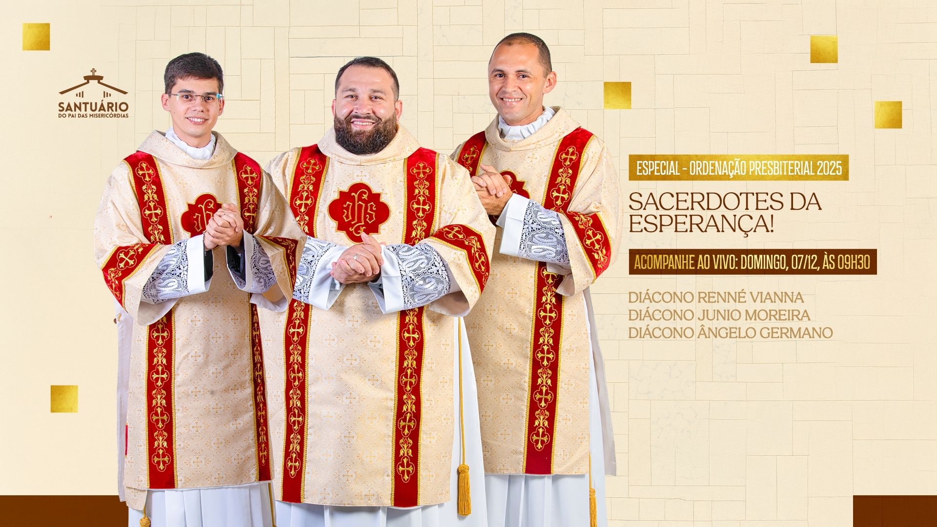 Ordenação Presbiterial 2025: Diáconos Renné Vianna, Junio Moreira e Ângelo Germano em vestes sacerdotais para o evento "Sacerdotes da Esperança". Transmissão ao vivo do Santuário do Pai das Misericórdias.