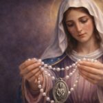 Nossa Senhora das Lágrimas segurando a Coroa revelada à Irmã Amália, com lágrimas discretas e expressão materna.